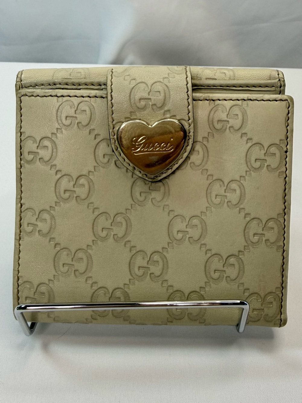 Gucci Guccisima Beige Compact GG Embossed Leather Wallet w/ Gold Heart Snap EVC - Picture 1 of 12